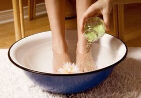 Vinegar and salt baths are useful for those suffering from nail fungus. 