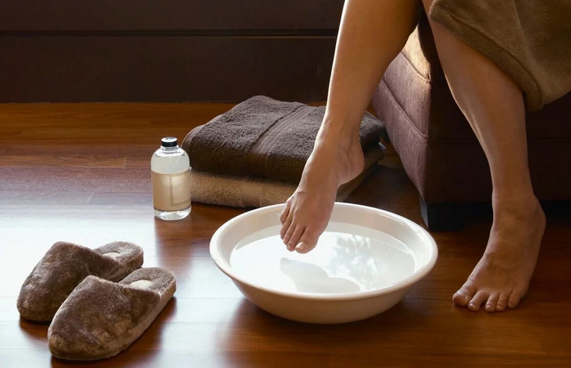 Bathing vinegar to treat nail fungus